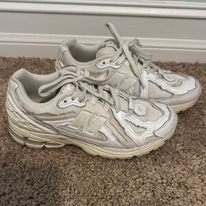 New Balance Ivory Cream Sneakers 7.5 Women’s